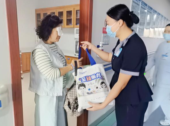 【医路暖心·惠民生】莆田眼科举行情满重阳：院长携医护眼礼暖夕阳关怀活动